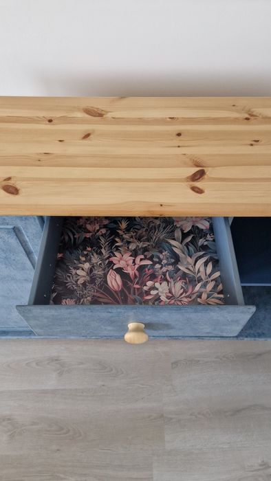 Niebieska komoda sosnowa z elementami drewna