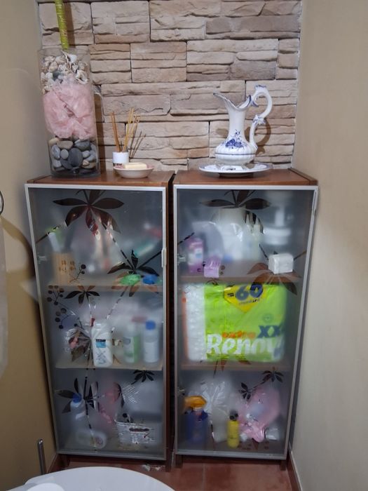 Movel com 3 parteleiras,e porta em vidro