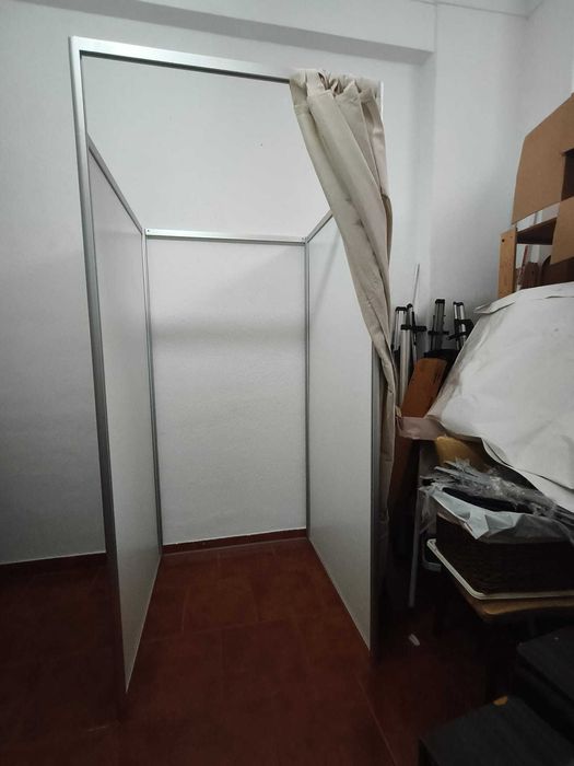 Provador / Biombo em estrutura de alumínio e portátil