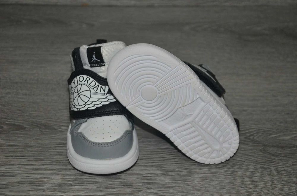 Продам кросівки Фірма JORDAN .