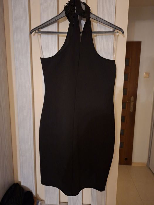 Sukienka czarna, elegancka.