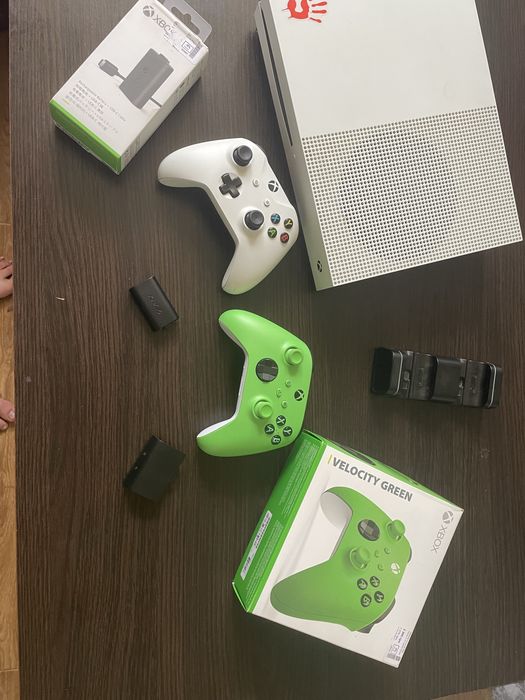 Xbox one s 1tb 2джойстика