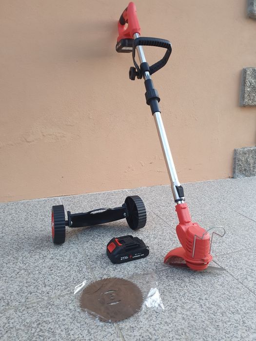 Cortador de erva com 2 baterias