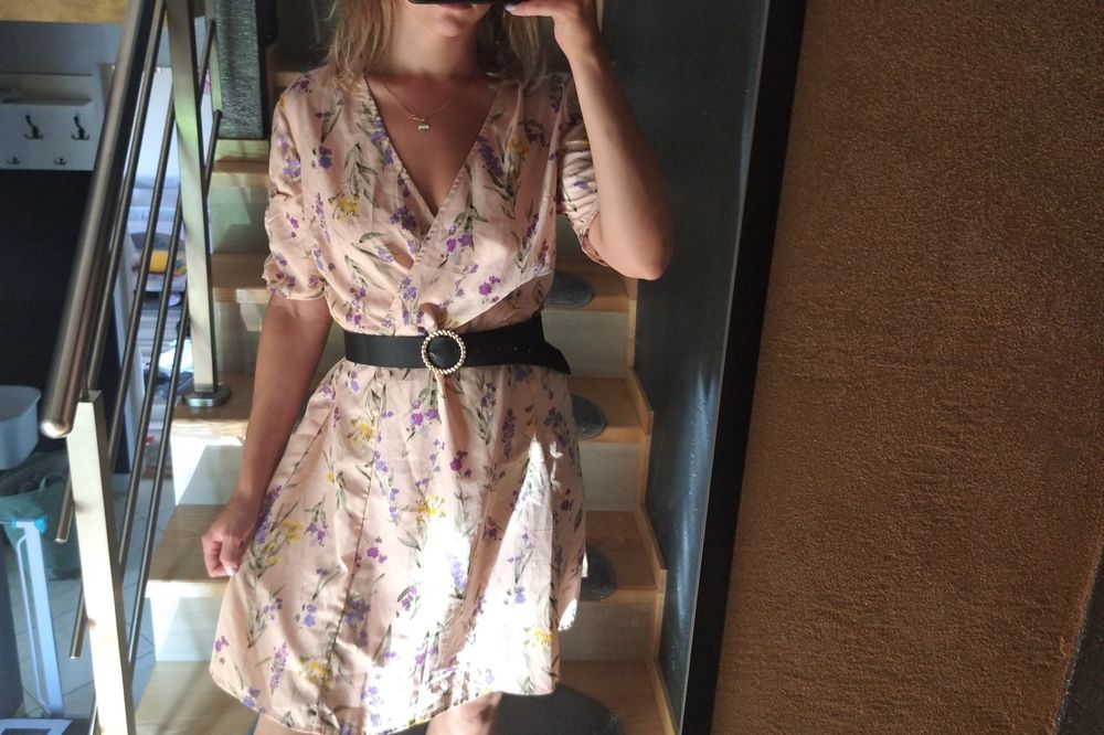 Kopertowa sukienka w kwiaty 38