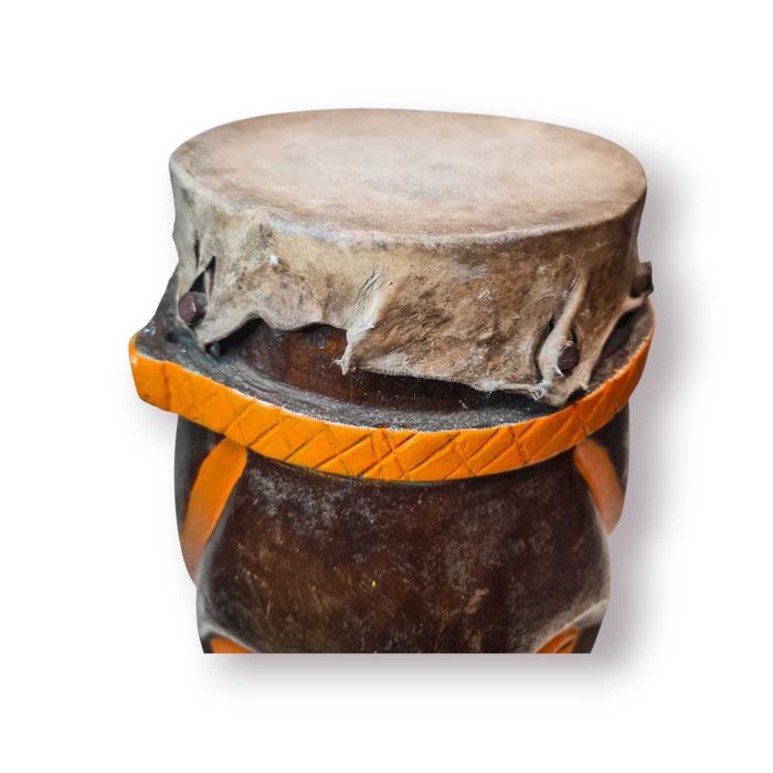 Tambor Artesanal Africano Esculpido em Madeira (53 cm)