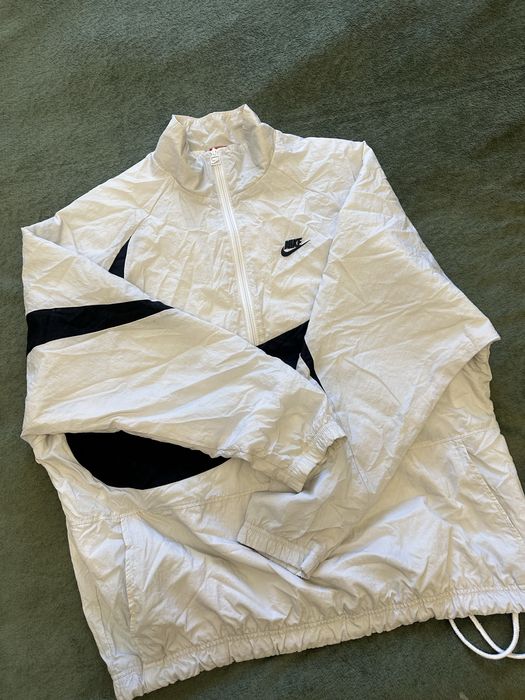 Оригінальна вітрівка nike складається у сумочку
