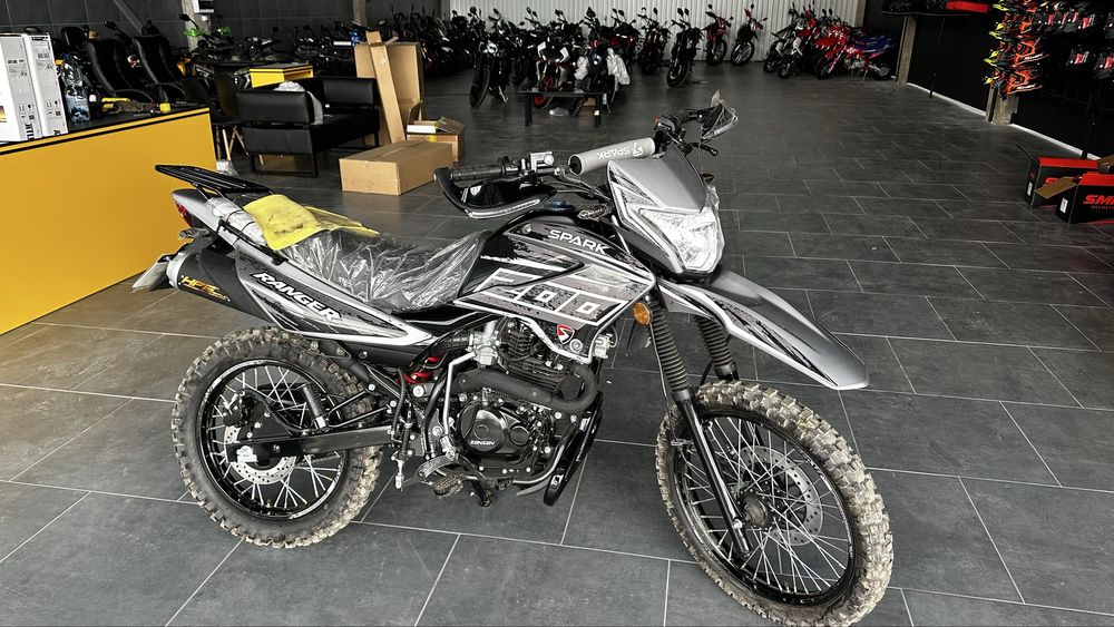 Стильний, Бюджетний - мотоцикл SPARK SP200