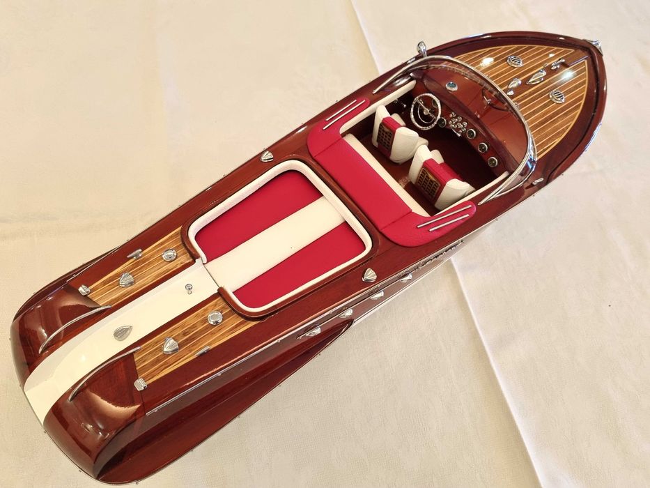 Lancha Clássica em Miniatura: Maquete em Madeira Riva Aquarama