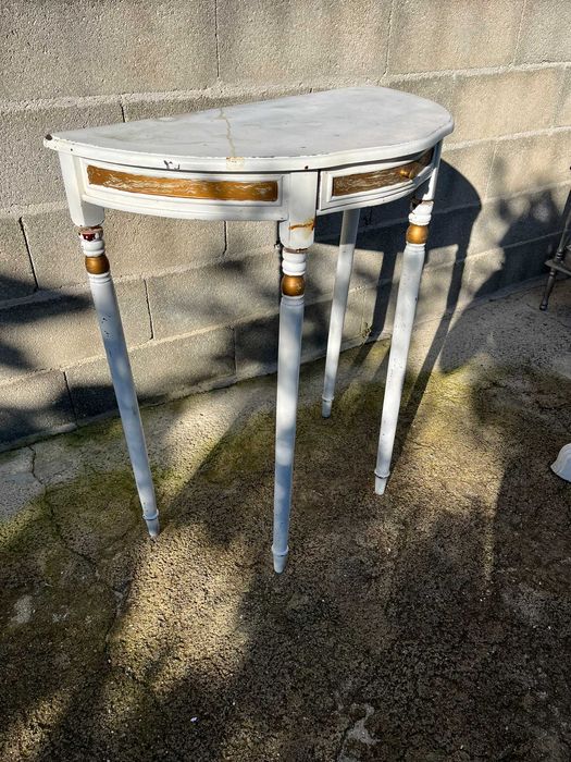 Mesa branca c/gaveta e sinais de uso