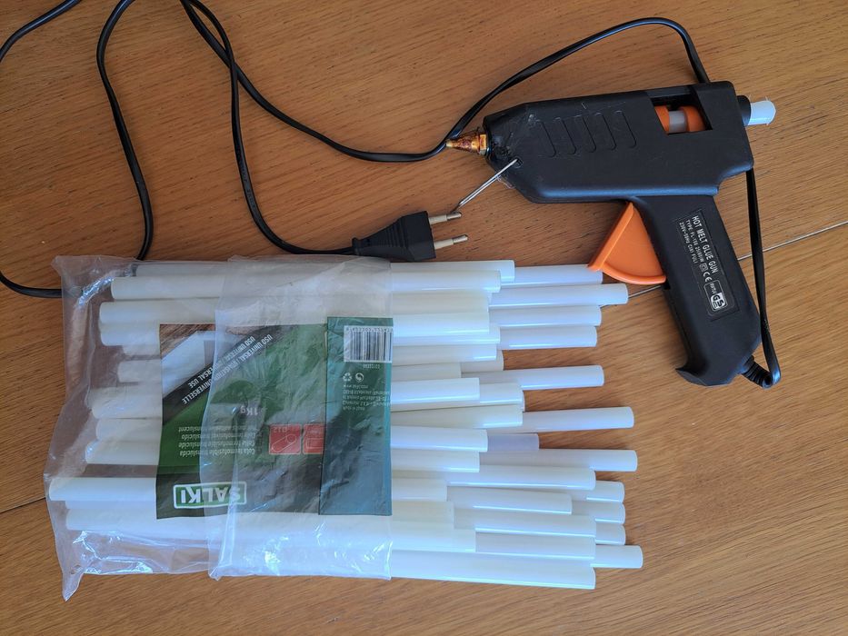 Pistola de cola quente + serra + caixa esquadria