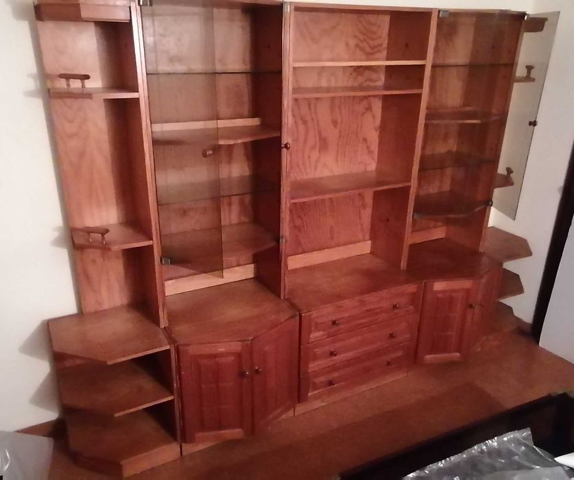 Móvel de sala em pinho com 4 portas em vidro + pequena mesa de apoio