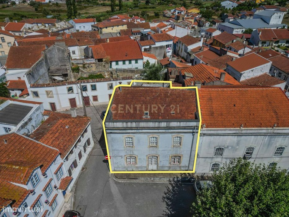Venda de 1/3 de Propriedade Histórica com 3 Pisos, Garagem e Terraço –