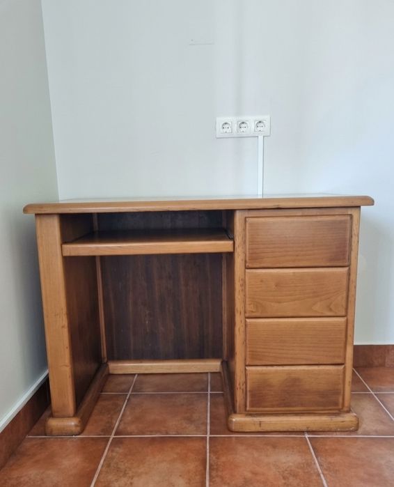 Conjunto de Quarto em Madeira – 2 Camas + 2 Colchões + 1 Secretária + 1 Mesa de Cabeceira