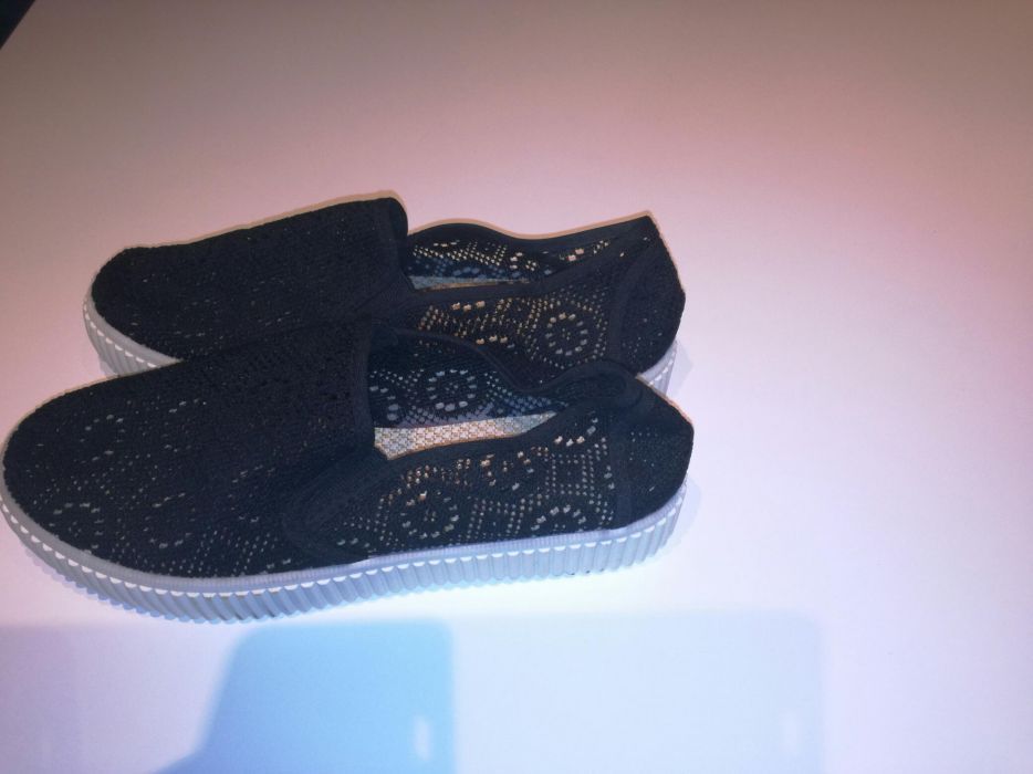 Sapatilhas de renda preta comfortaveis
