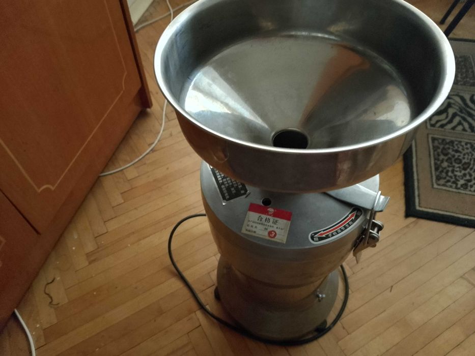 Мельница ореховых арахисовых паст, млин. Запасные каменные жернова.