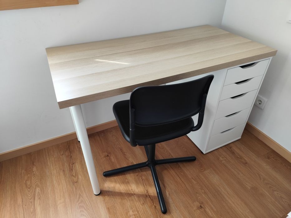 Secretária e cadeira