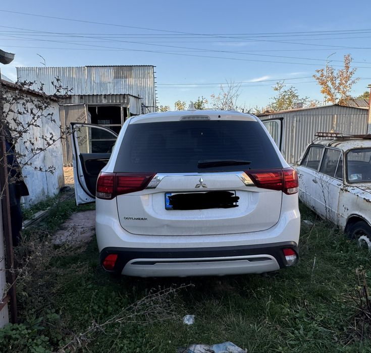 Продаж Mitsubishi Outlander 2021 року