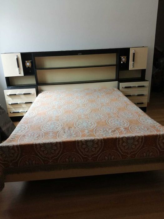 Móvel de cabeceira com gavetas e base colchão