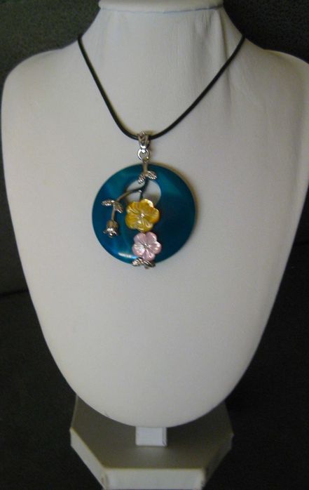 Colar c/ Pendente em Pedra Natural Azul e Flores em Porcelana NOVO