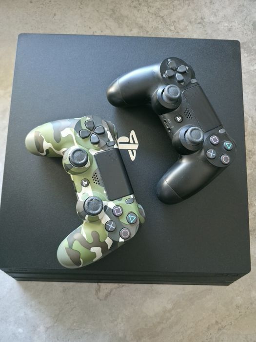 Konsola ps4 pro    2 pady