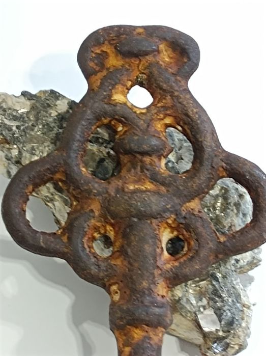 Średniowieczny klucz do starego zamczyska.Antyk 909 g