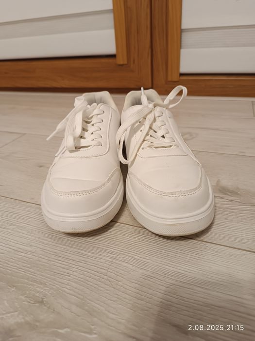 Białe trampki sneakersy ze złotymi elementami sznurowane 38