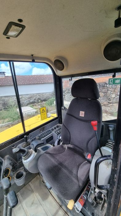 Giratoria Jcb 55z-1 com 4 baldes e martelo hidraulico