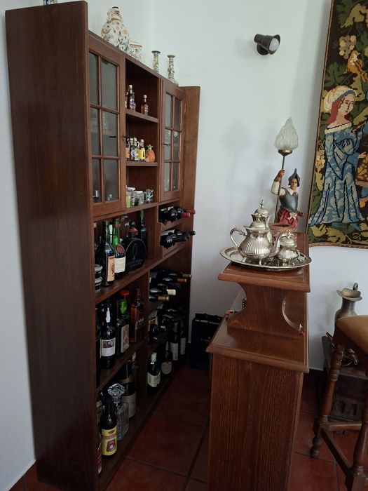 Pequeno bar em muito bom estado em carvalho francês com 1 banco.