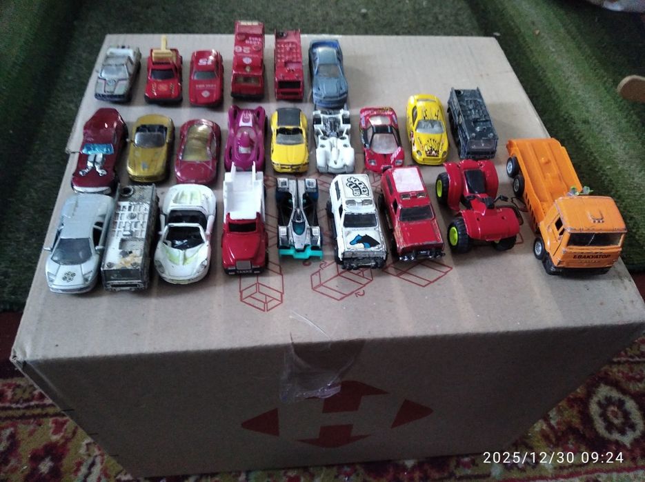 Моделі тракторів та інших 1:64,1:87,1:50.