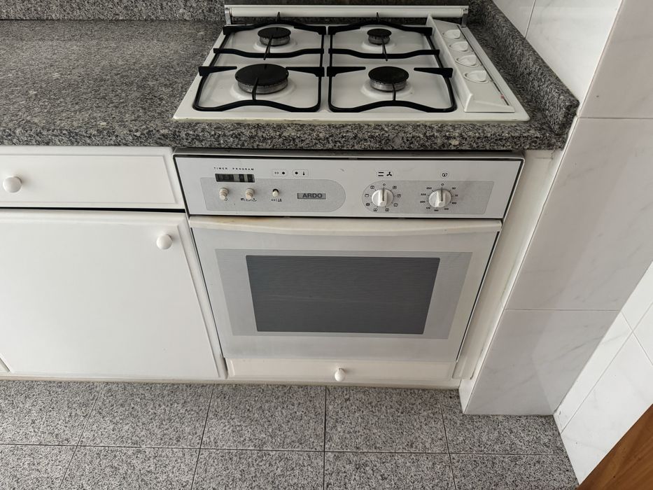 Cozinha usada lacada a branco em bom estado com pedra marmore e eletrodomesticos