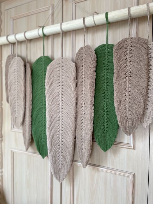 Pióra na kiju gałęzi makrama piórka listki liście girlanda boho