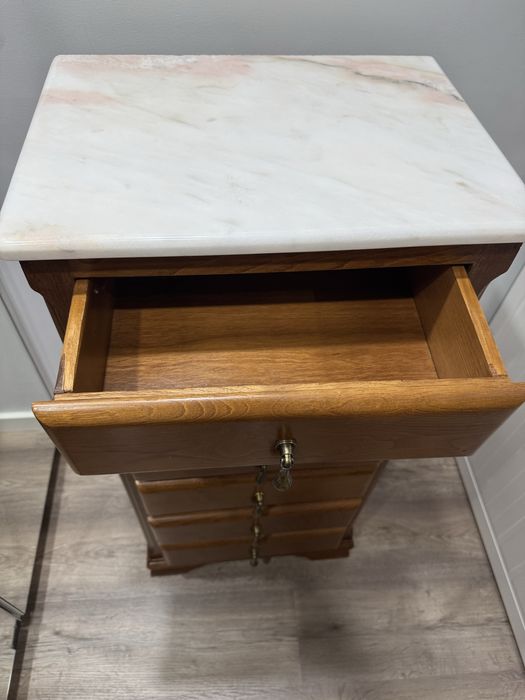 Armário de madeira maciça com mármore por cima