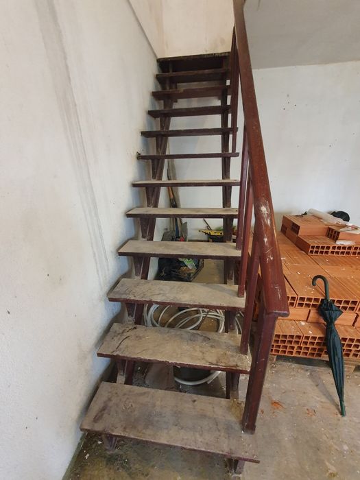 Escada de madeira maciça