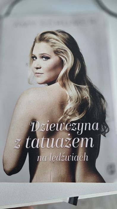 Amy Schumer Dziewczyna z tatuażem na lędźwiach