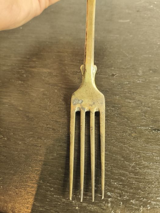 Stary widelec z monogramem B , podkową i koroną ²⁰⁴