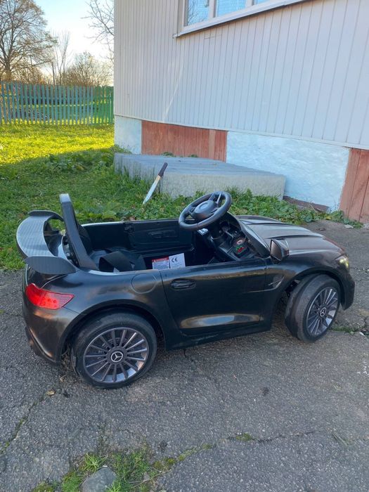 Дитячий електромобіль.