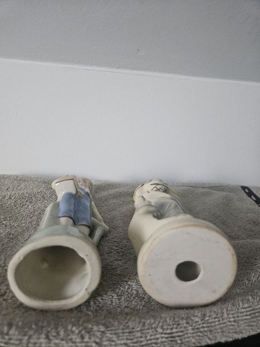 Figurka porcelanowa  chłopiec w czerwonej czapce