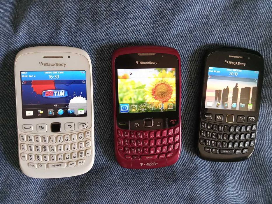 Кнопочный телефон с кверти клавиатурой.