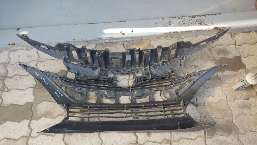 Решётка радиатора Toyota Prius Prime c 17 г.в.5311247260