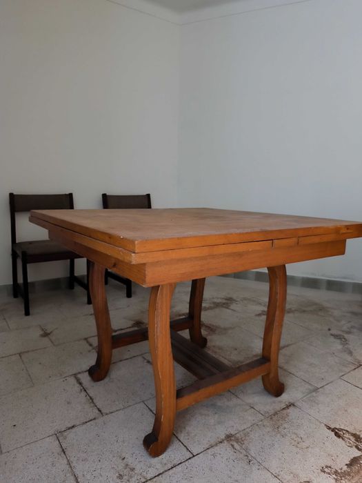 Mesa em madeira em bom estado