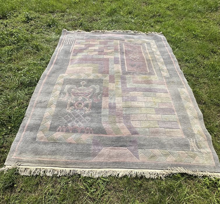 Duży, bardzo ciężki dywan o wymiarach 300x250 cm. Ręcznie tkany.