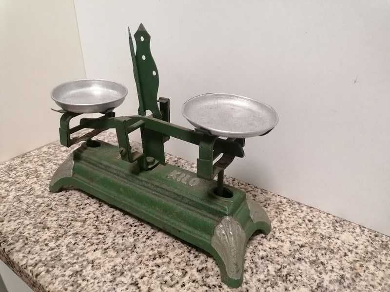 Balança antiga de precisão.