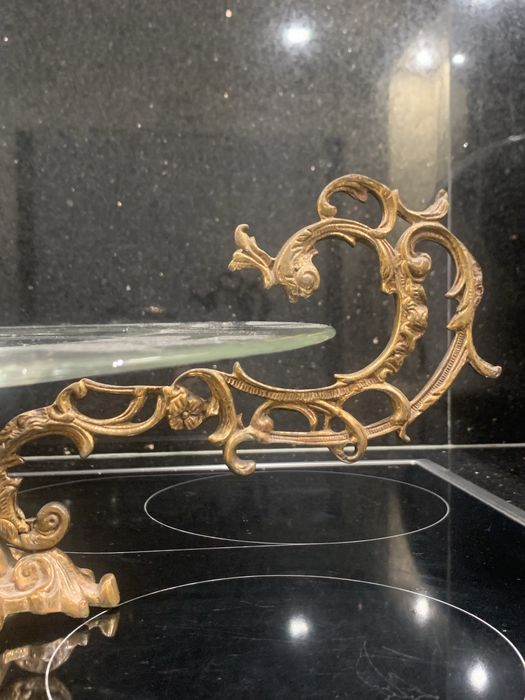 Suporte sobremesa com pé dourado