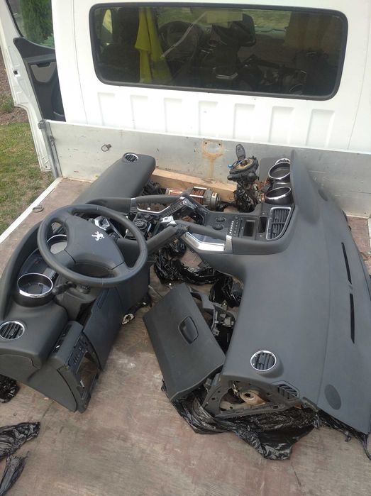 Панель торпедо Пежо 3008