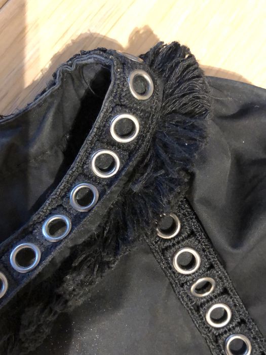 bufiasta bluzka boho czarna ze zdobieniami frędzelkami