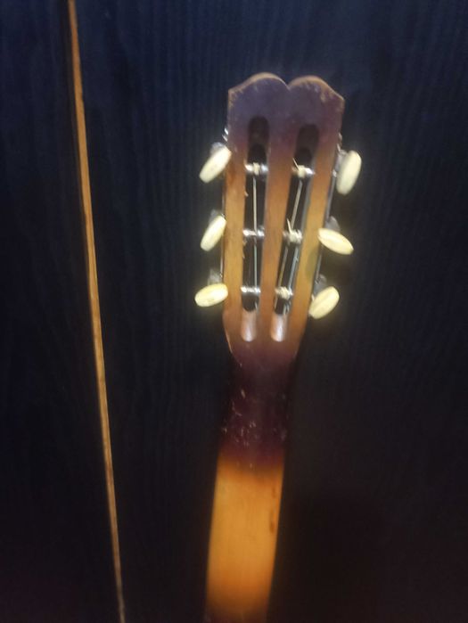 акустична добра шестиструнна гітара