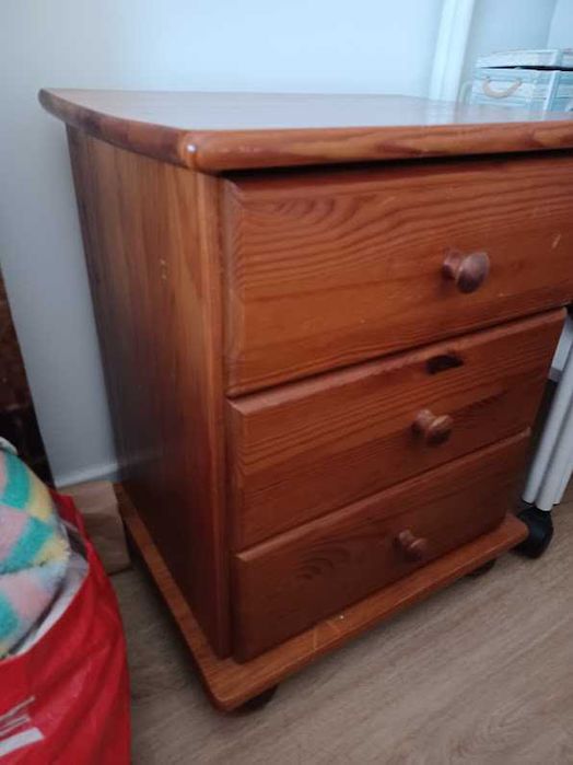 Estrado, Cama e Mesa de cabeceira em muito bom estado 40€ Seixal