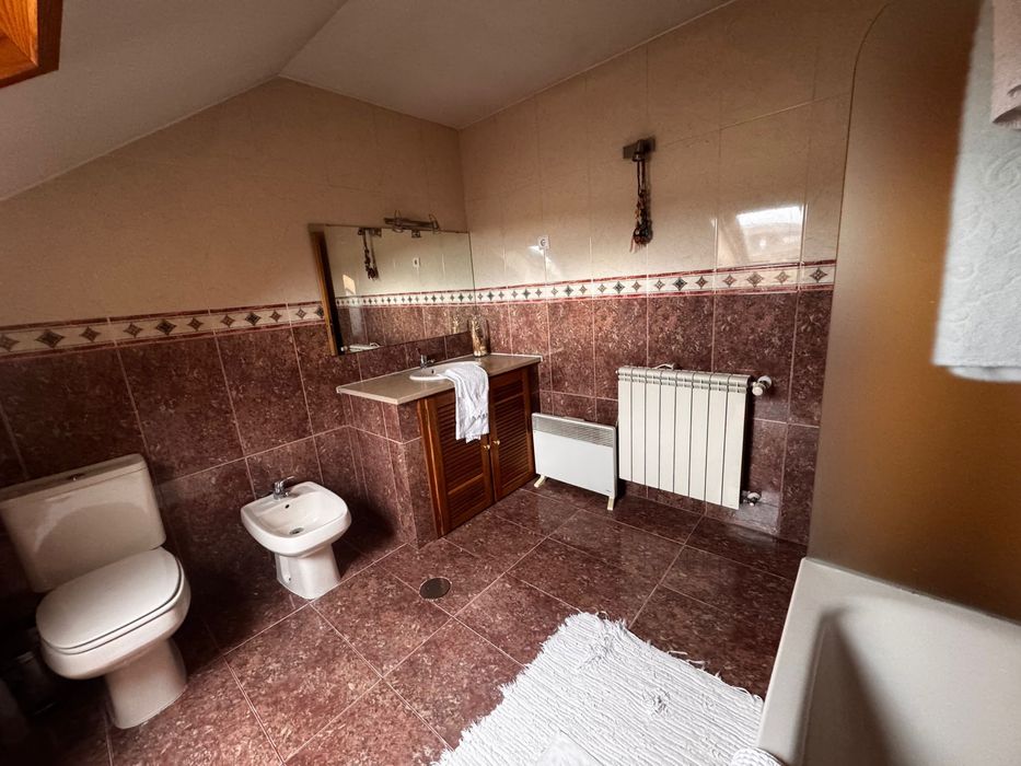 Alugo quarto com casa-de-banho en-suit