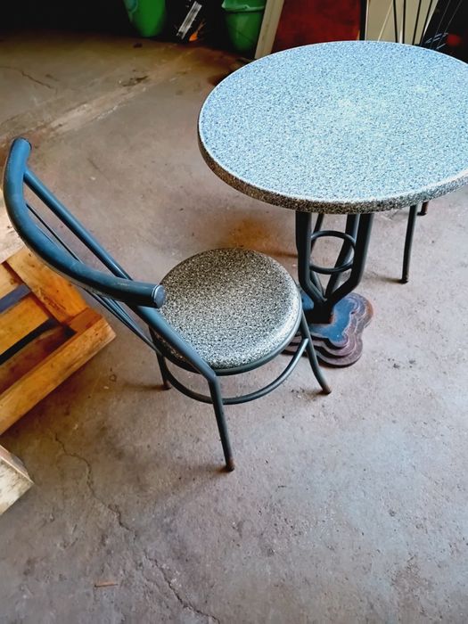 Mesas e cadeiras de café