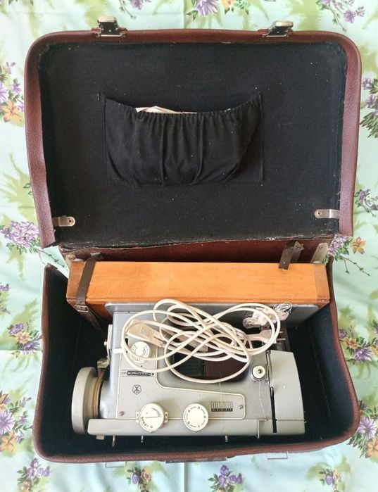 Продається швейна машинка у чемоданчику